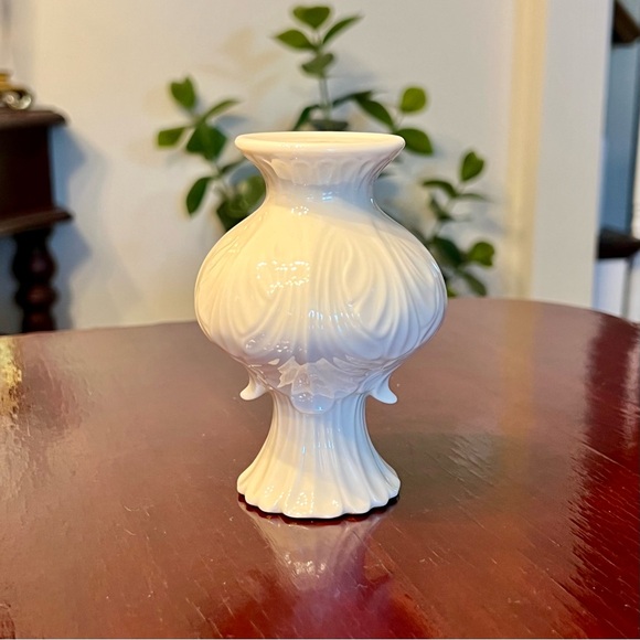 Vintage Lenox Vase Elfin Collection Porcelain with Embossed Leaves 1980s - Picture 5 of 9